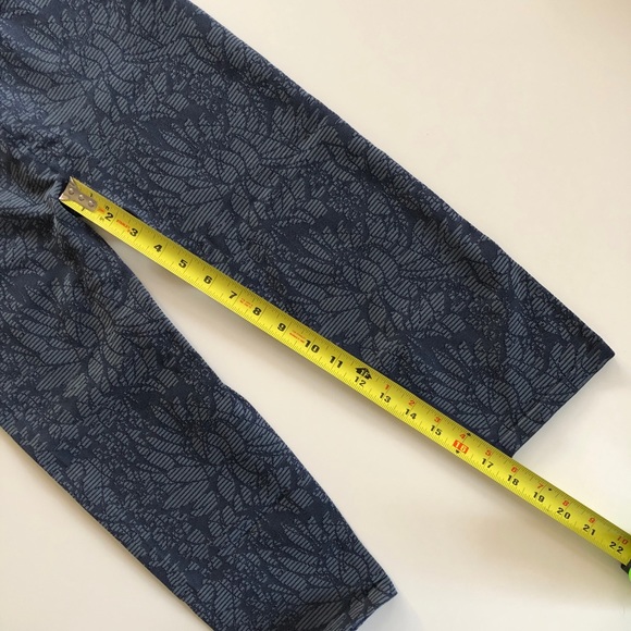 Fabletics Navy Blue Floral Seamless Capri Leggings - Picture 6 of 7